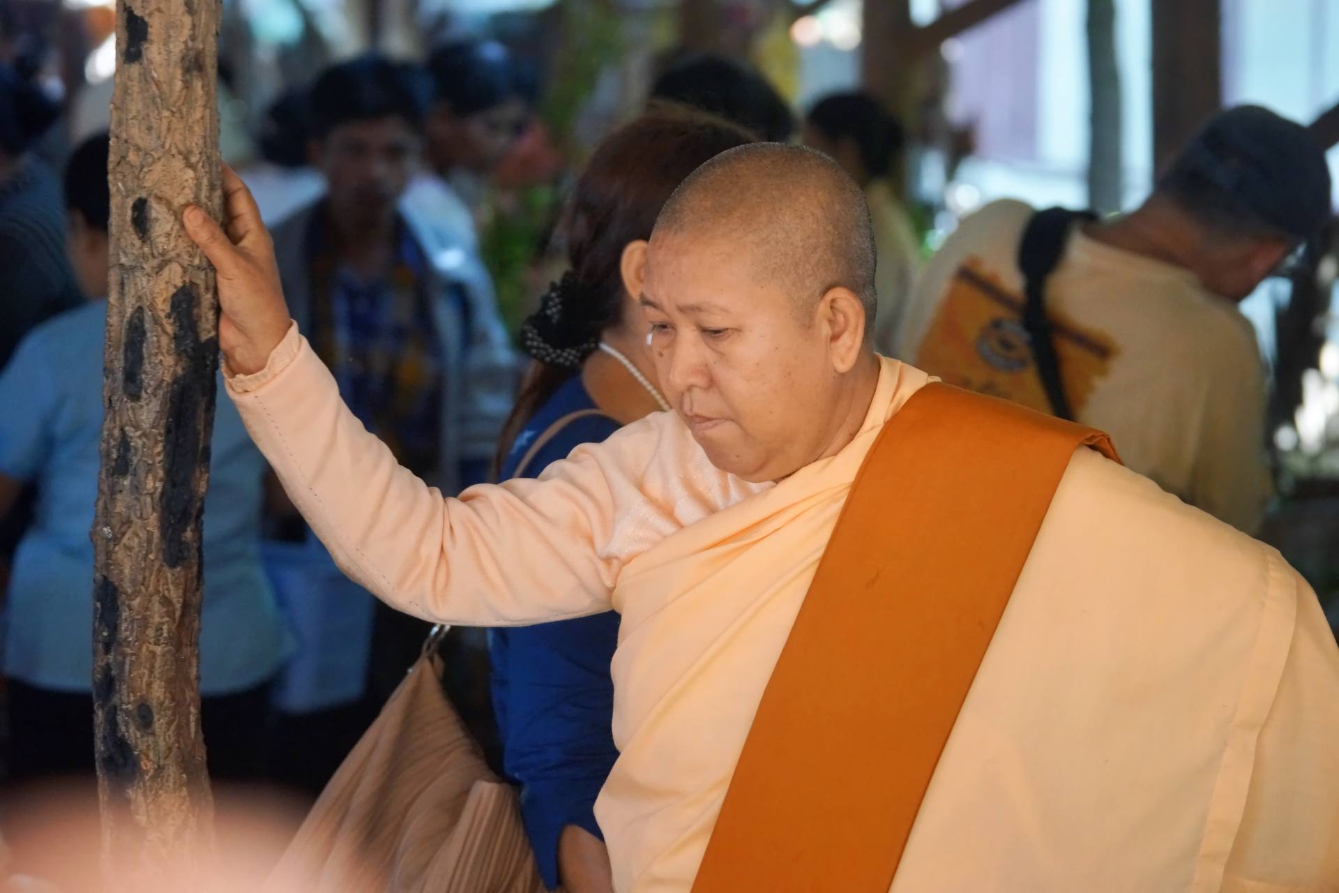 Buddhistische "Nonne" auf dem Markt von Nyaung U